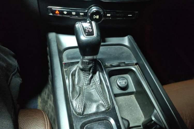 Used Volvo XC60 2019 T5 4x4 Smart Edition China V Standard Gear Lever