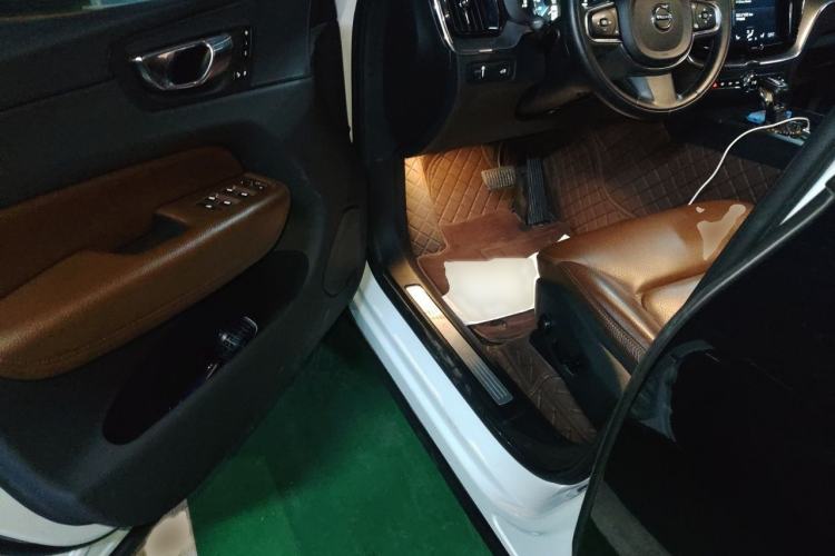 Used Volvo XC60 2019 T5 4x4 Smart Edition China VI Standard Interior 3