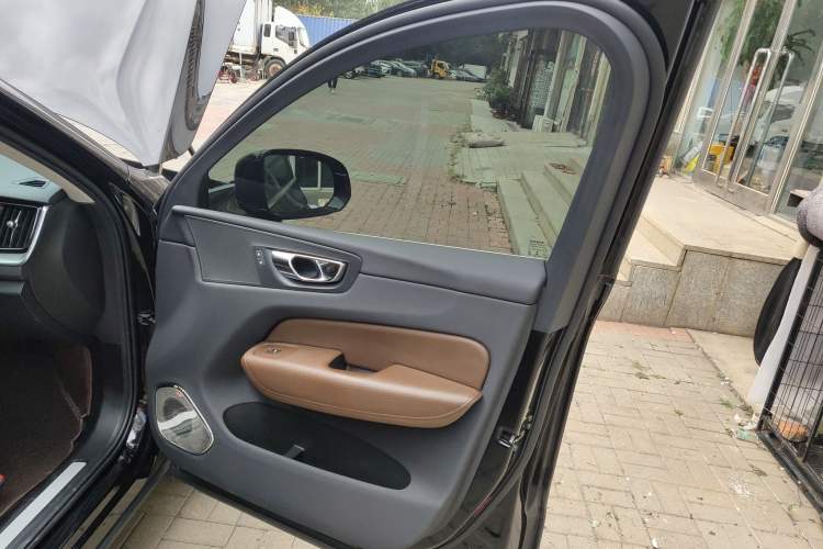 Used Volvo XC60 2019 T5 4x4 Smart Edition China VI Standard Right Front Door Interior