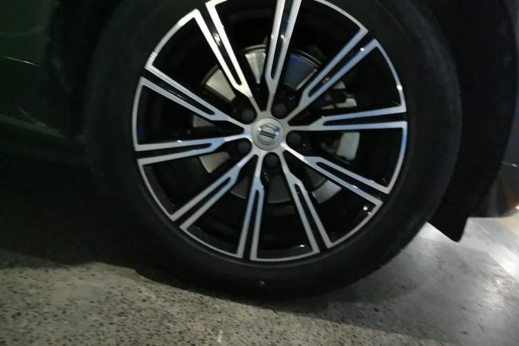 Used Volvo XC60 2019 T5 4x4 Smart Edition China V Standard Right Front Wheel Hub