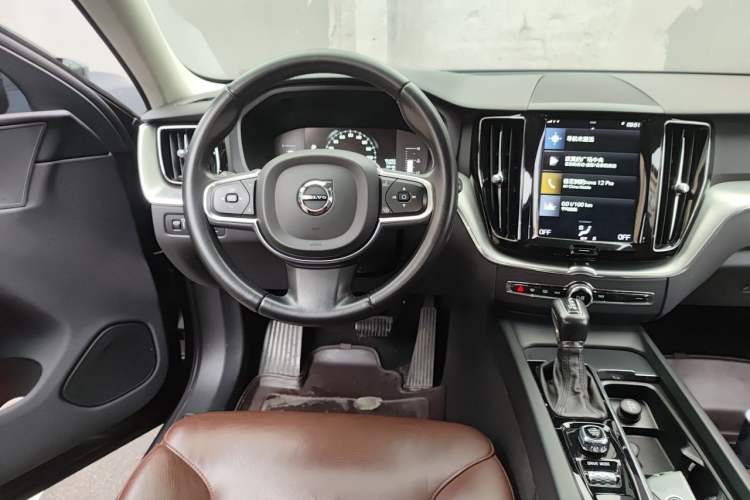 Used Volvo XC60 2019 T5 4x4 Smart Edition China VI Standard Steering Wheel