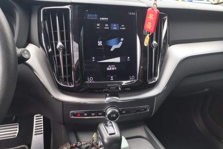 Used Volvo XC60 2019 T5 4x4 Smart & Dynamic Sport Edition China VI Standard Audio And AC Panel