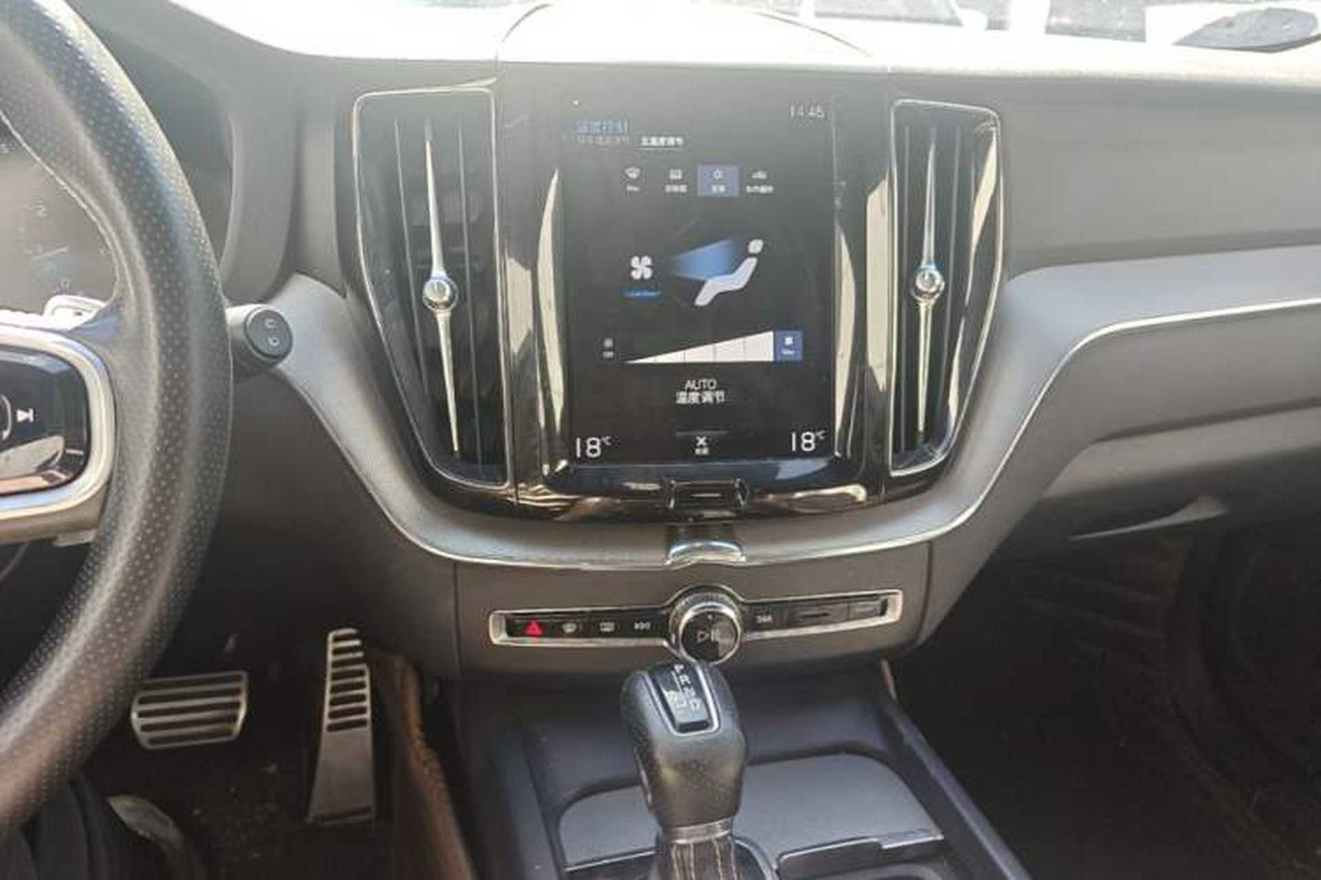 Used Volvo XC60 2019 T5 4x4 Smart & Dynamic Sport Edition China VI Standard Audio And AC Panel