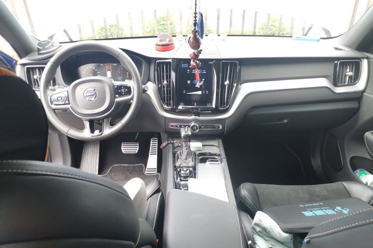 Used Volvo XC60 2019 T5 4x4 Smart & Dynamic Sport Edition China VI Standard Center Console