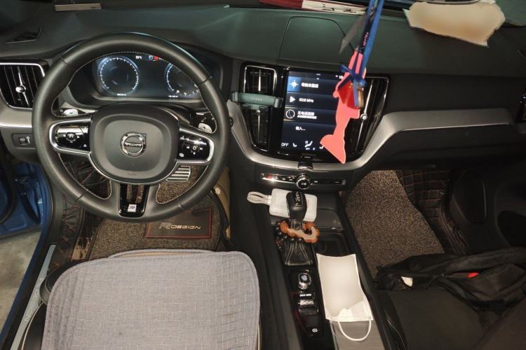 Used Volvo XC60 2019 T5 4x4 Smart & Dynamic Sport Edition China VI Standard Center Console