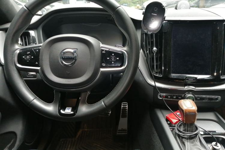 Used Volvo XC60 2019 T5 4x4 Smart & Dynamic Sport Edition China VI Standard Center Console