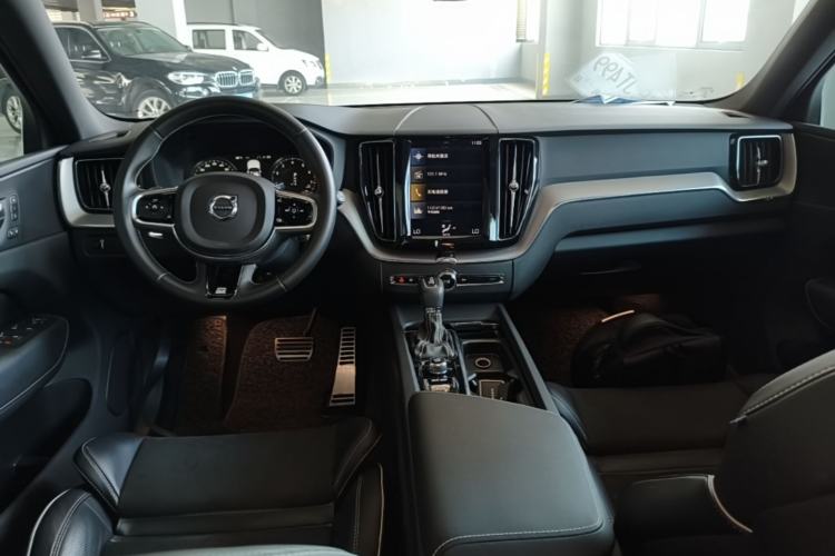Used Volvo XC60 2019 T5 4x4 Smart & Dynamic Sport Edition China VI Standard Center Console