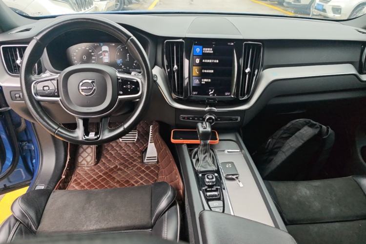 Used Volvo XC60 2019 T5 4x4 Smart & Dynamic Sport Edition China VI Standard Center Console