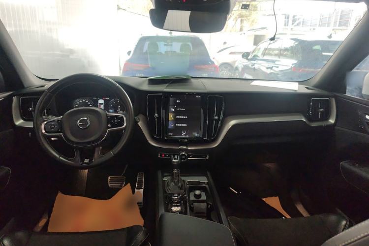 Used Volvo XC60 2019 T5 4x4 Smart & Dynamic Sport Edition China VI Standard Center Console