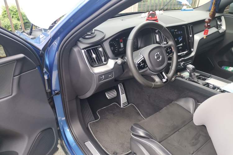 Used Volvo XC60 2019 T5 4x4 Smart & Dynamic Sport Edition China VI Standard Driver Seat
