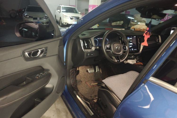 Used Volvo XC60 2019 T5 4x4 Smart & Dynamic Sport Edition China VI Standard Driver Seat
