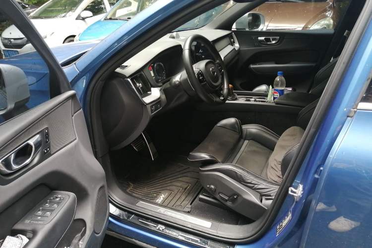 Used Volvo XC60 2019 T5 4x4 Smart & Dynamic Sport Edition China VI Standard Driver Seat