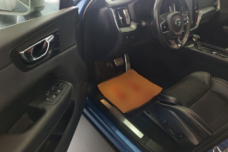 Used Volvo XC60 2019 T5 4x4 Smart & Dynamic Sport Edition China VI Standard Driver Seat