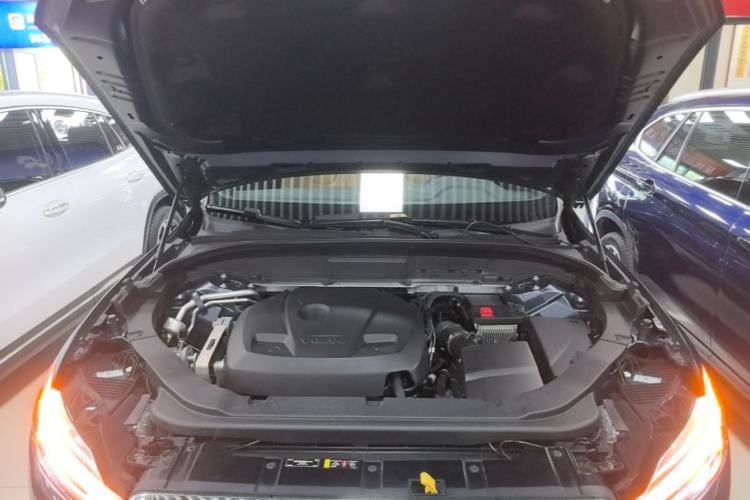 Used Volvo XC60 2019 T5 4x4 Smart Edition China VI Standard Engine Bay