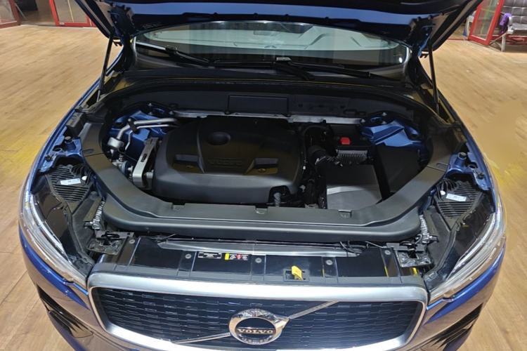 Used Volvo XC60 2019 T5 4x4 Smart & Dynamic Sport Edition China VI Standard Engine Bay
