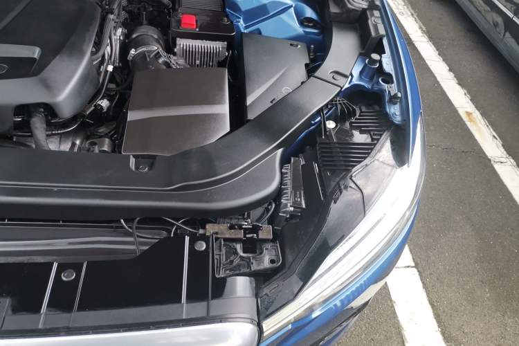 Used Volvo XC60 2019 T5 4x4 Smart & Dynamic Sport Edition China VI Standard Engine Bay Left