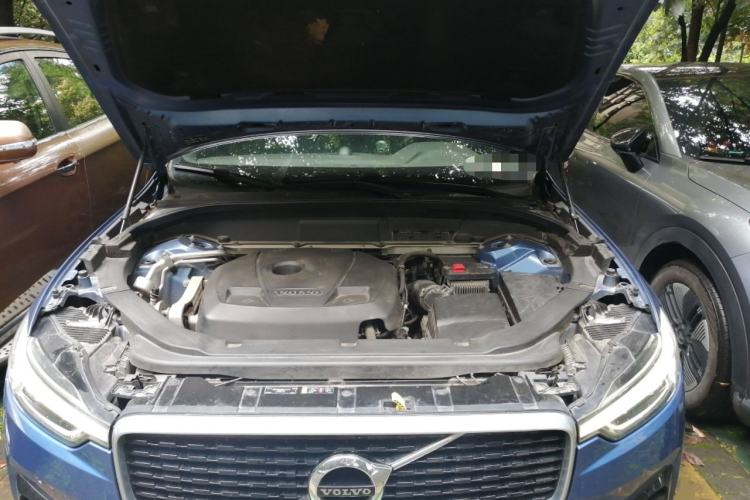 Used Volvo XC60 2019 T5 4x4 Smart & Dynamic Sport Edition China VI Standard Engine Bay