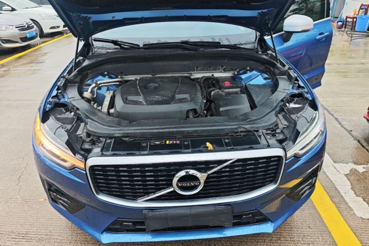 Used Volvo XC60 2019 T5 4x4 Smart & Dynamic Sport Edition China VI Standard Engine Bay