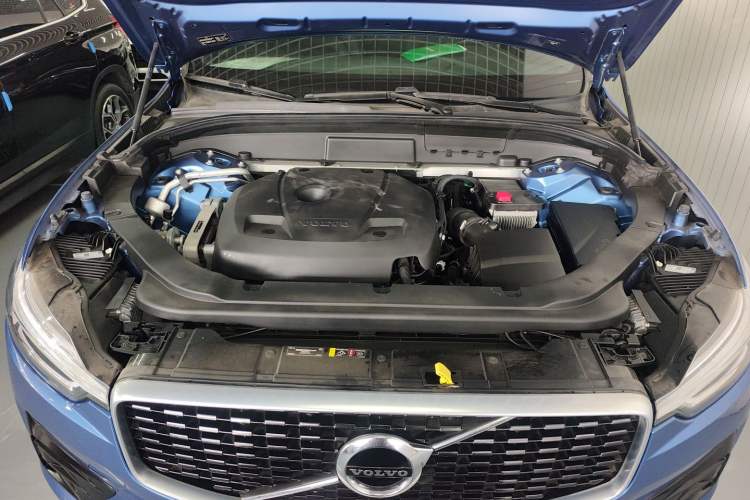 Used Volvo XC60 2019 T5 4x4 Smart & Dynamic Sport Edition China VI Standard Engine Bay