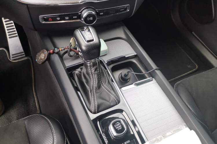Used Volvo XC60 2019 T5 4x4 Smart & Dynamic Sport Edition China VI Standard Gear Lever