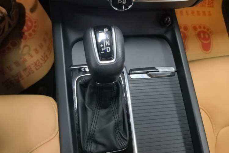Used Volvo XC60 2019 T5 4x4 Smart Edition China VI Standard Gear Lever