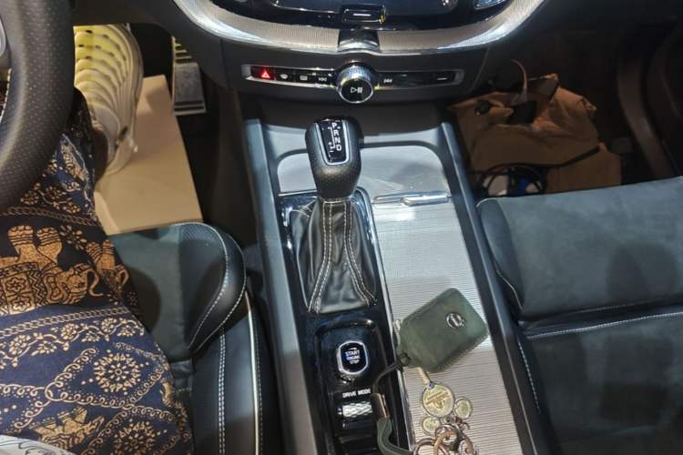 Used Volvo XC60 2019 T5 4x4 Smart & Dynamic Sport Edition China VI Standard Gear Lever