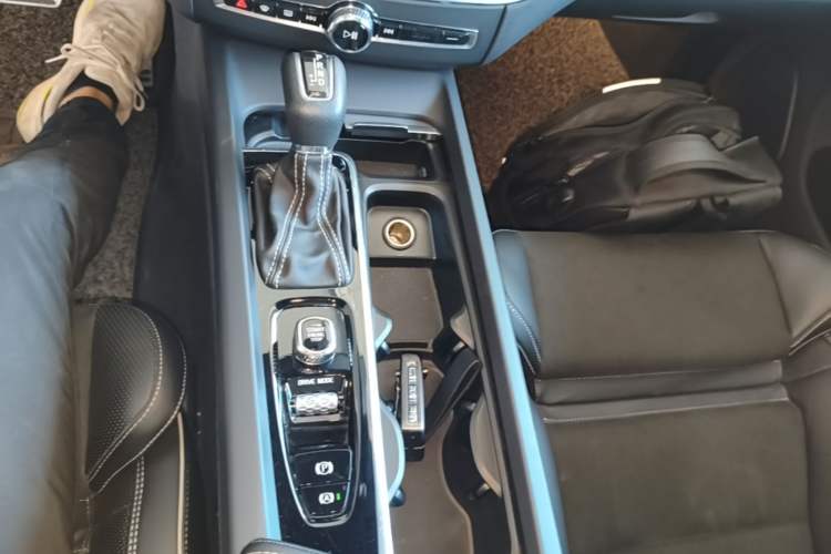 Used Volvo XC60 2019 T5 4x4 Smart & Dynamic Sport Edition China VI Standard Gear Lever