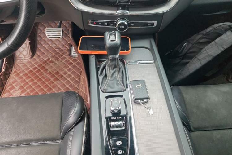 Used Volvo XC60 2019 T5 4x4 Smart & Dynamic Sport Edition China VI Standard Gear Lever