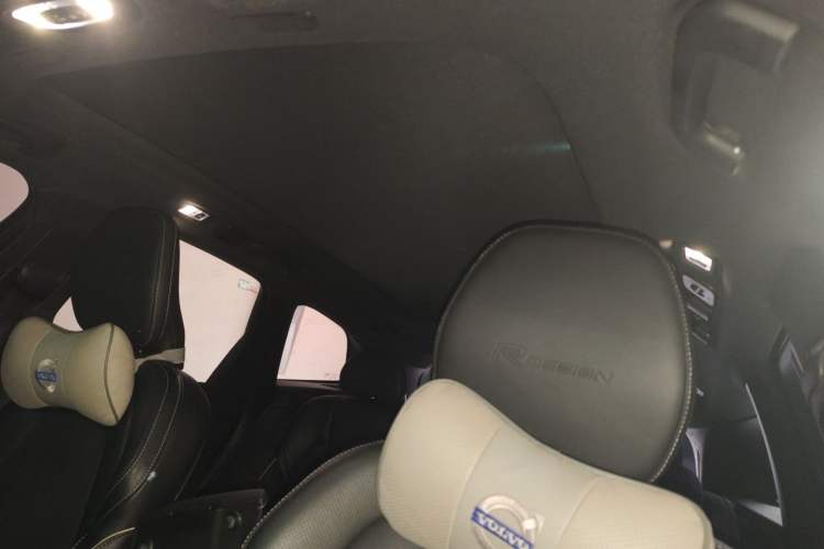 Used Volvo XC60 2019 T5 4x4 Smart & Dynamic Sport Edition China VI Standard Headliner