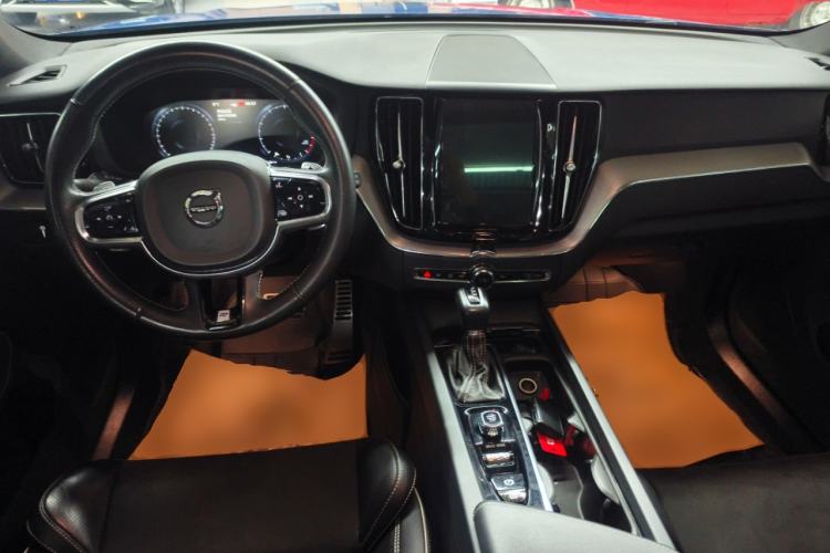 Used Volvo XC60 2019 T5 4x4 Smart & Dynamic Sport Edition China VI Standard Interior 2