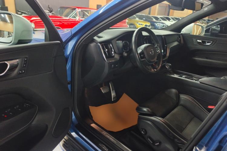 Used Volvo XC60 2019 T5 4x4 Smart & Dynamic Sport Edition China VI Standard Interior 3