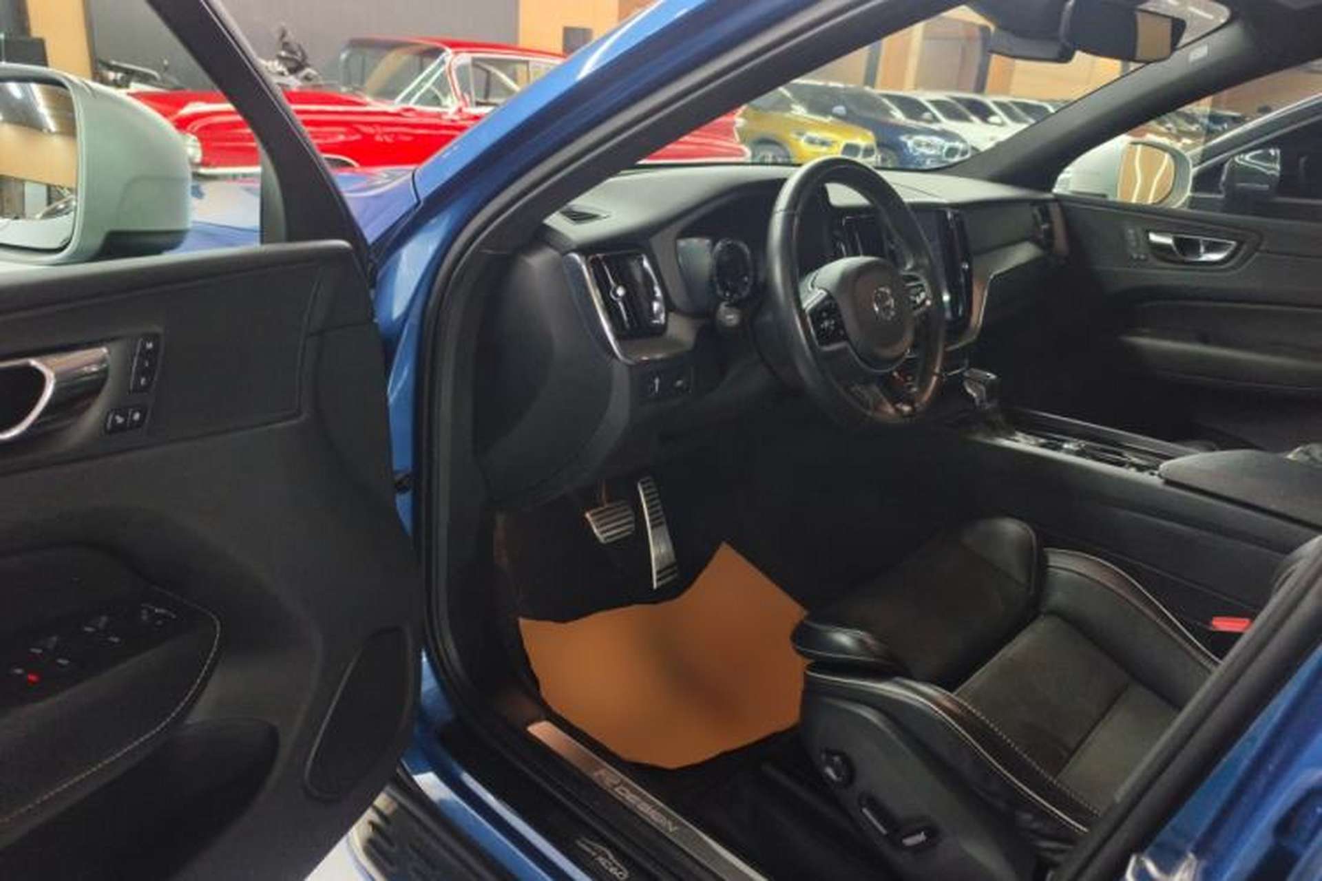 Used Volvo XC60 2019 T5 4x4 Smart & Dynamic Sport Edition China VI Standard Interior 3