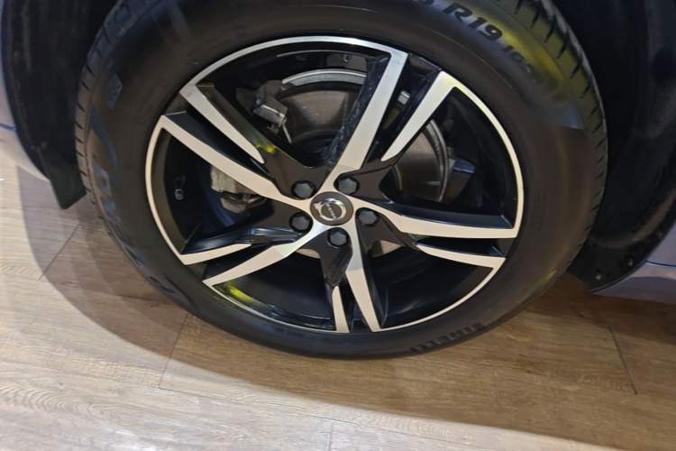 Used Volvo XC60 2019 T5 4x4 Smart & Dynamic Sport Edition China VI Standard Left Front Wheel Hub