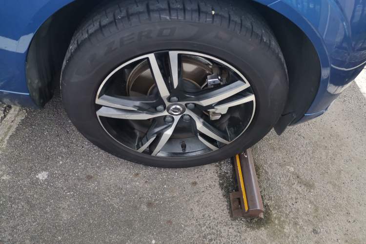 Used Volvo XC60 2019 T5 4x4 Smart & Dynamic Sport Edition China VI Standard Right Front Wheel Hub