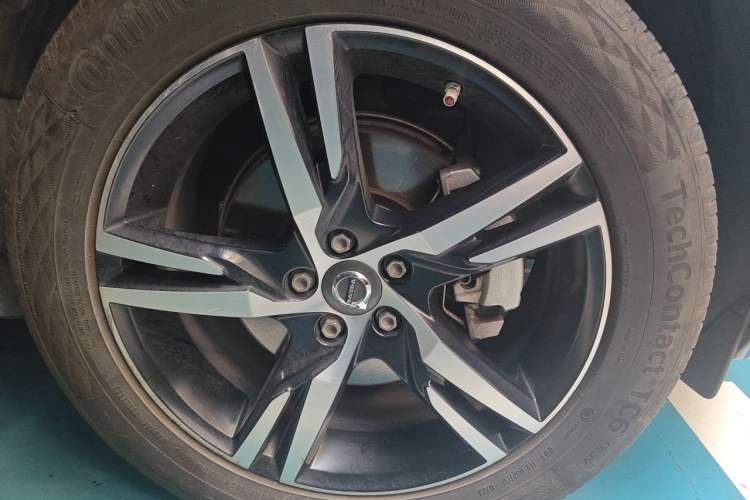Used Volvo XC60 2019 T5 4x4 Zhiyuan Sport Edition China V Standard Right Front Wheel Hub