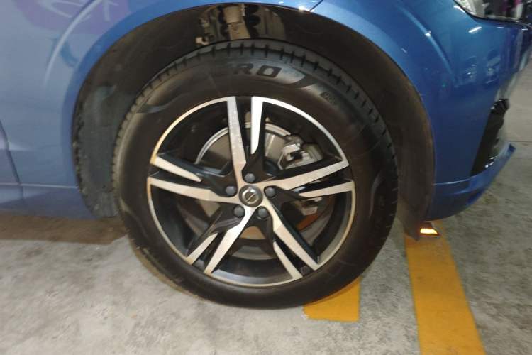 Used Volvo XC60 2019 T5 4x4 Smart & Dynamic Sport Edition China VI Standard Right Front Wheel Hub