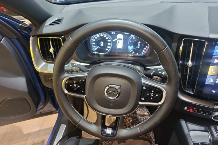 Used Volvo XC60 2019 T5 4x4 Smart & Dynamic Sport Edition China VI Standard Steering Wheel