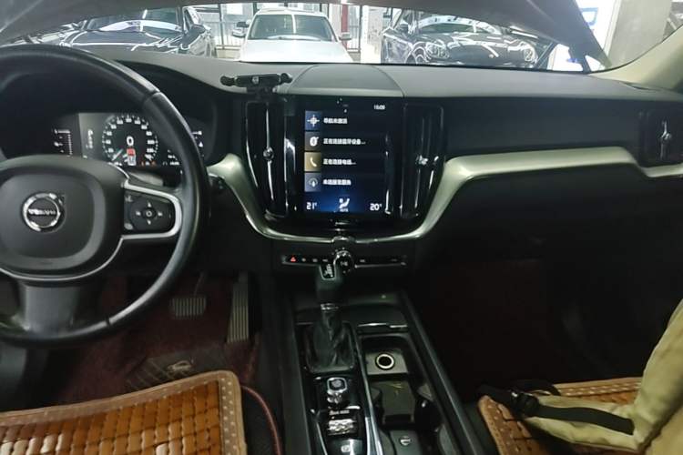 Used Volvo XC60 2019 T5 4x4 Smart Edition China VI Standard Audio And AC Panel