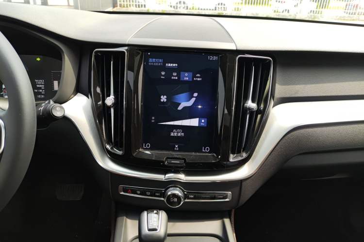 Used Volvo XC60 2019 T5 4x4 Smart Edition China VI Standard Audio And AC Panel