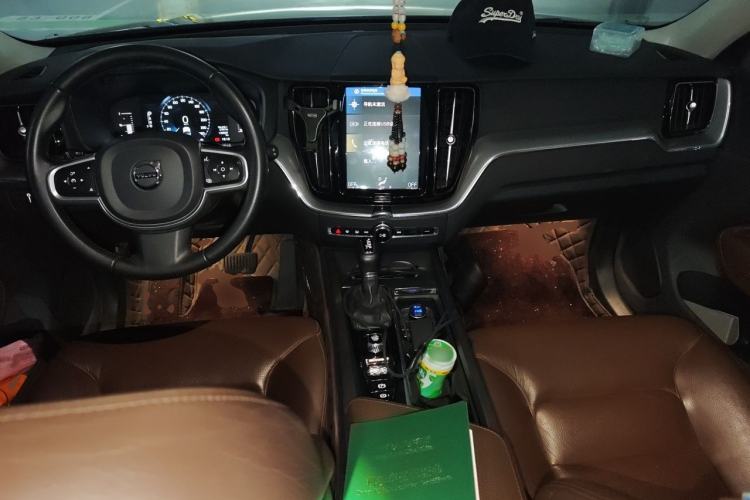 Used Volvo XC60 2019 T5 4x4 Smart Edition China VI Standard Center Console
