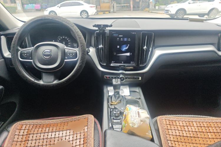 Used Volvo XC60 2019 T5 4x4 Smart Edition China VI Standard Center Console
