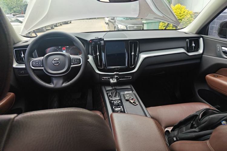 Used Volvo XC60 2019 T5 4x4 Zhiyuan Edition China VI Standard Center Console
