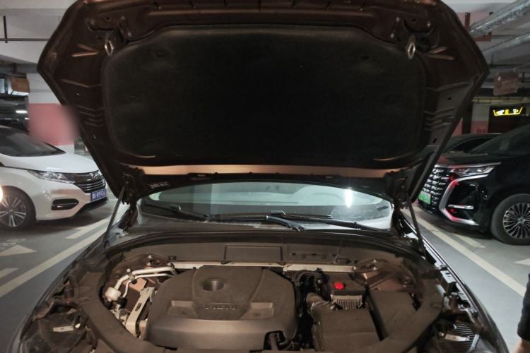 Used Volvo XC60 2019 T5 4x4 Smart Edition China VI Standard Engine Bay