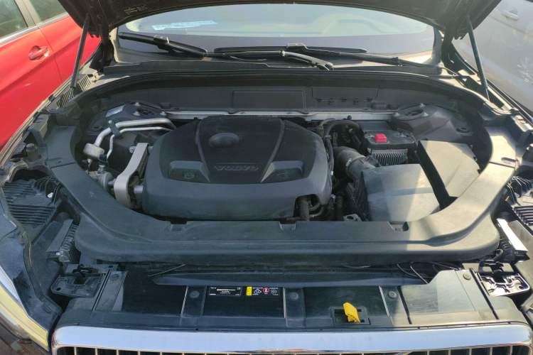 Used Volvo XC60 2019 T5 4x4 Smart Edition China VI Standard Engine Bay
