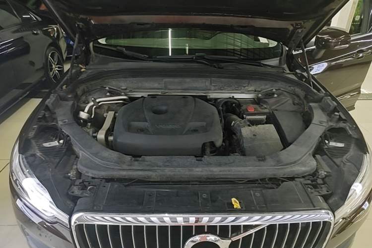 Used Volvo XC60 2019 T5 4x4 Smart Edition China VI Standard Engine Bay