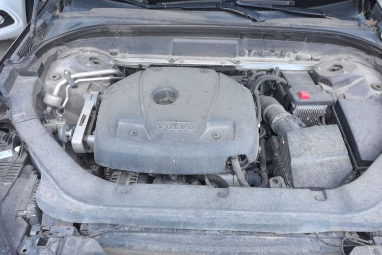 Used Volvo XC60 2019 T5 4x4 Smart Edition China VI Standard Engine Bay