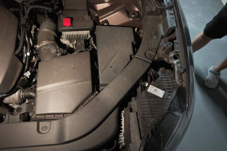 Used Volvo XC60 2019 T5 4x4 Smart Edition China VI Standard Engine Bay Left