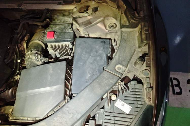 Used Volvo XC60 2019 T5 4x4 Smart Edition China VI Standard Engine Bay Left