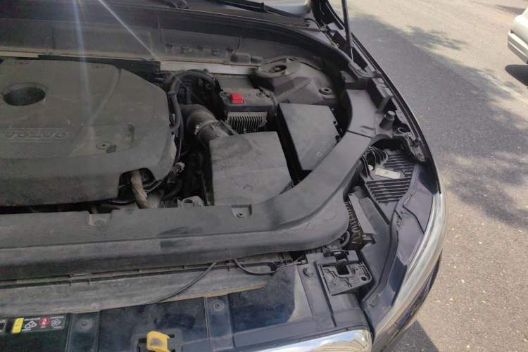 Used Volvo XC60 2019 T5 4x4 Smart Edition China VI Standard Engine Bay Left