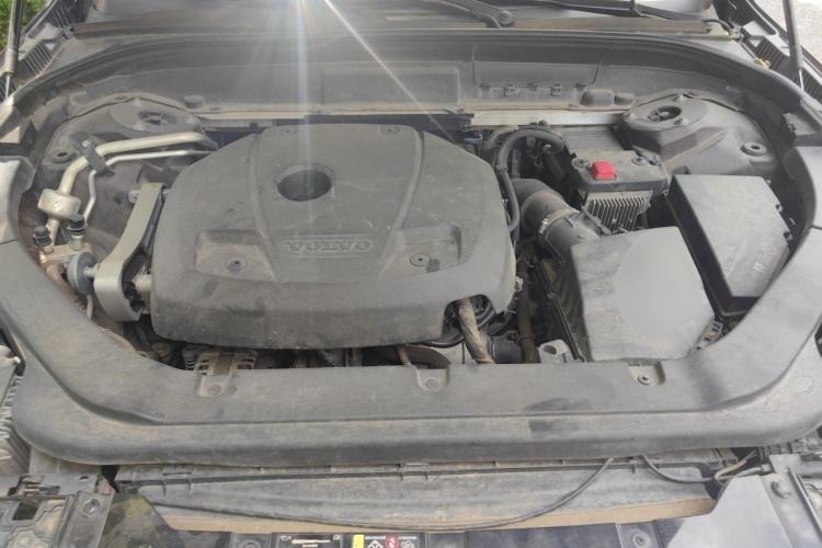 Used Volvo XC60 2019 T5 4x4 Smart Edition China VI Standard Engine Bay
